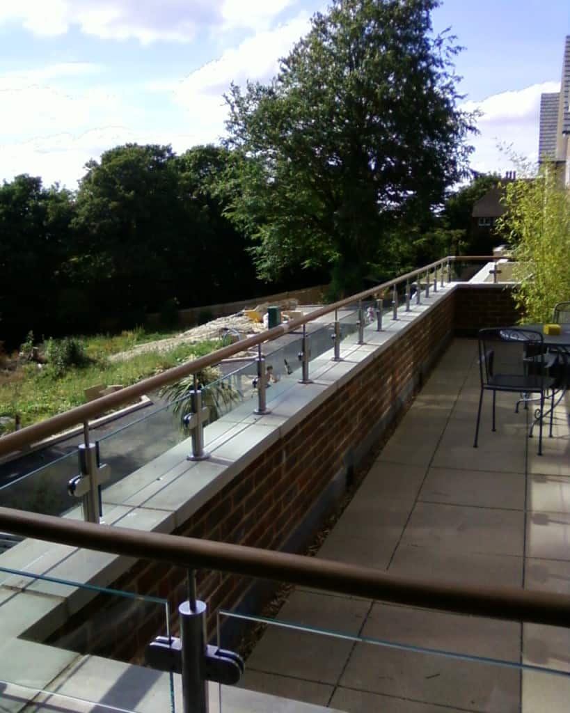 Balcony glass balustrade